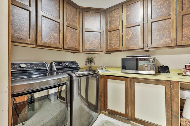 Building Photo - 120 Tall Pine Dr