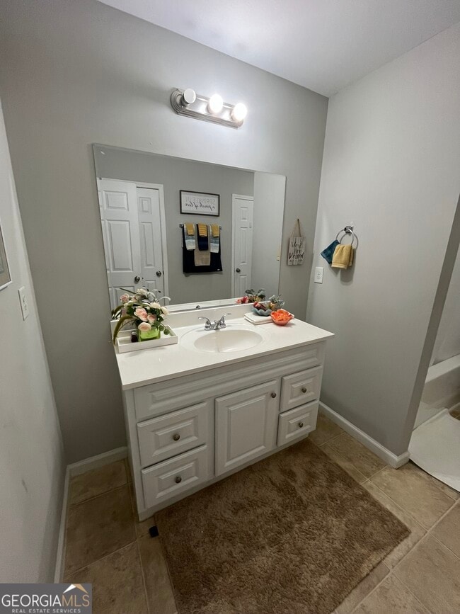 Building Photo - 500 Tulip Ln