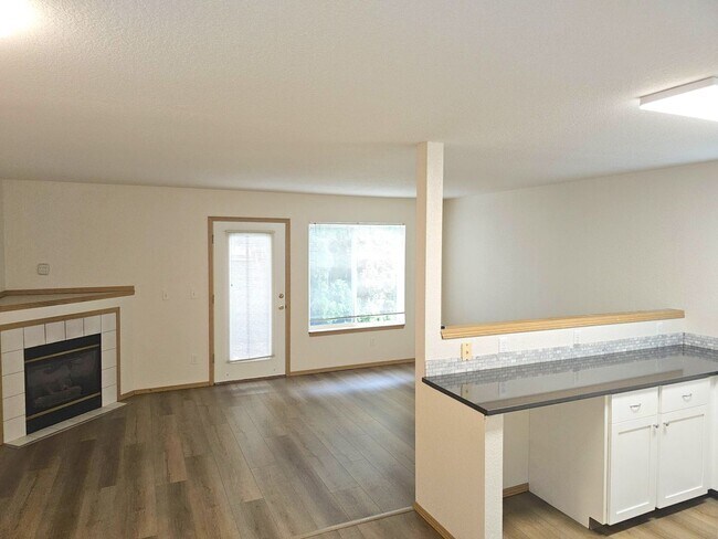 Building Photo - Fully Renovated 2 Bedroom, 1.5 Bath Townhouse with Garage