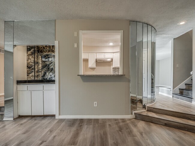 Building Photo - 6409 Miles Ln