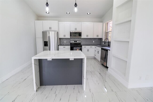 Building Photo - 5824 NW 120th Ave