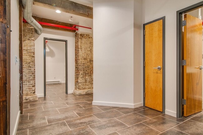 Building Photo - Expansive Historic Loft in the Heart of Germantown