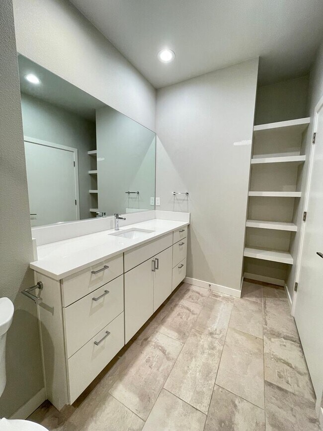 Building Photo - Flexible Living in North Ellensburg