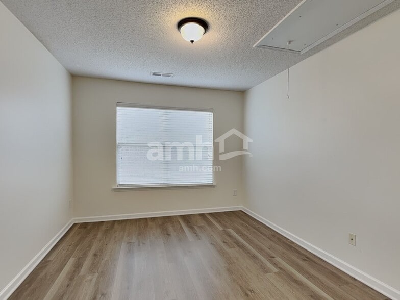 Building Photo - 6004 Glen Way Dr