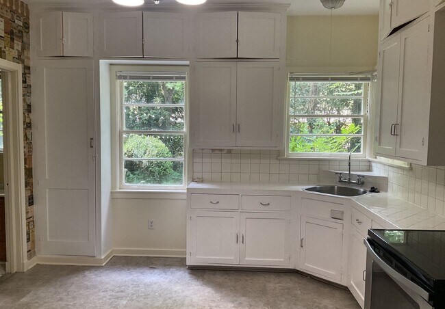 Building Photo - Great Home within Walking Distance to Campus.