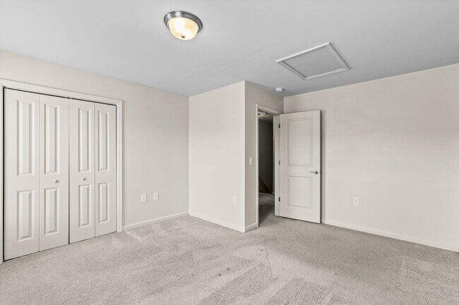 Building Photo - 2BR Townhome Near Camp Lejeune