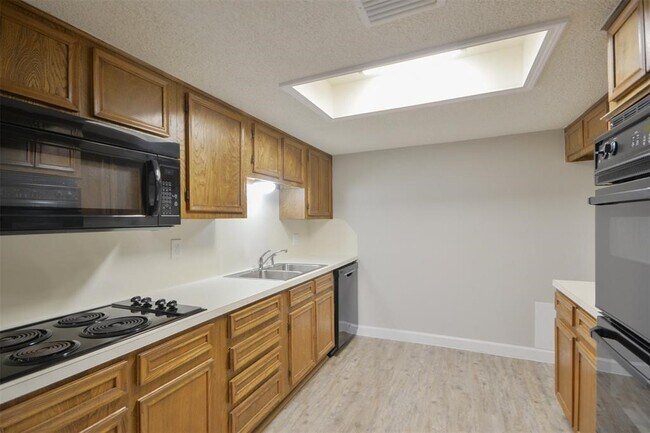 Building Photo - 1326 Town Cir