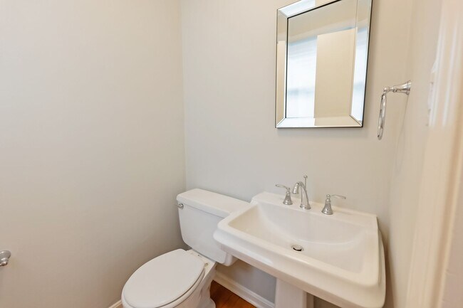 Building Photo - 4BR 3.5 BA Chevy Chase Gem is Move-in Read...