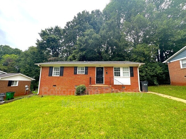 Building Photo - 1713 Longleaf Dr