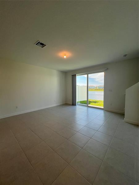 Building Photo - 655 SE Lk Fls St