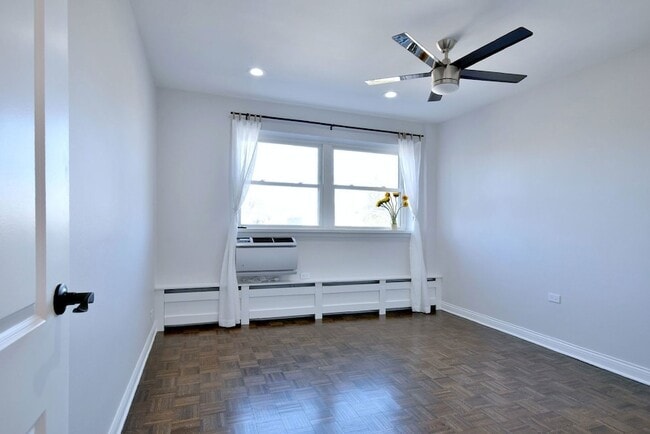 Building Photo - 1301 W Touhy Ave