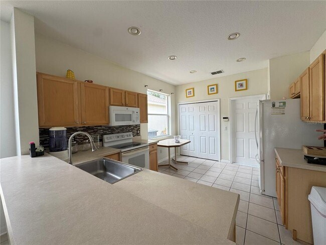 Building Photo - 139 Chaucer Ave