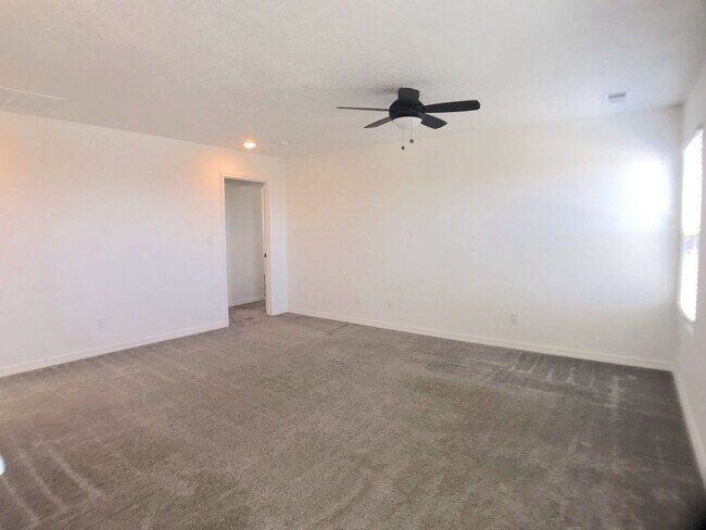 Building Photo - Gorgeous, Newer 3 bedroom in Los Lunas! Op...