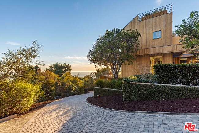 Building Photo - 3900 Villa Costera