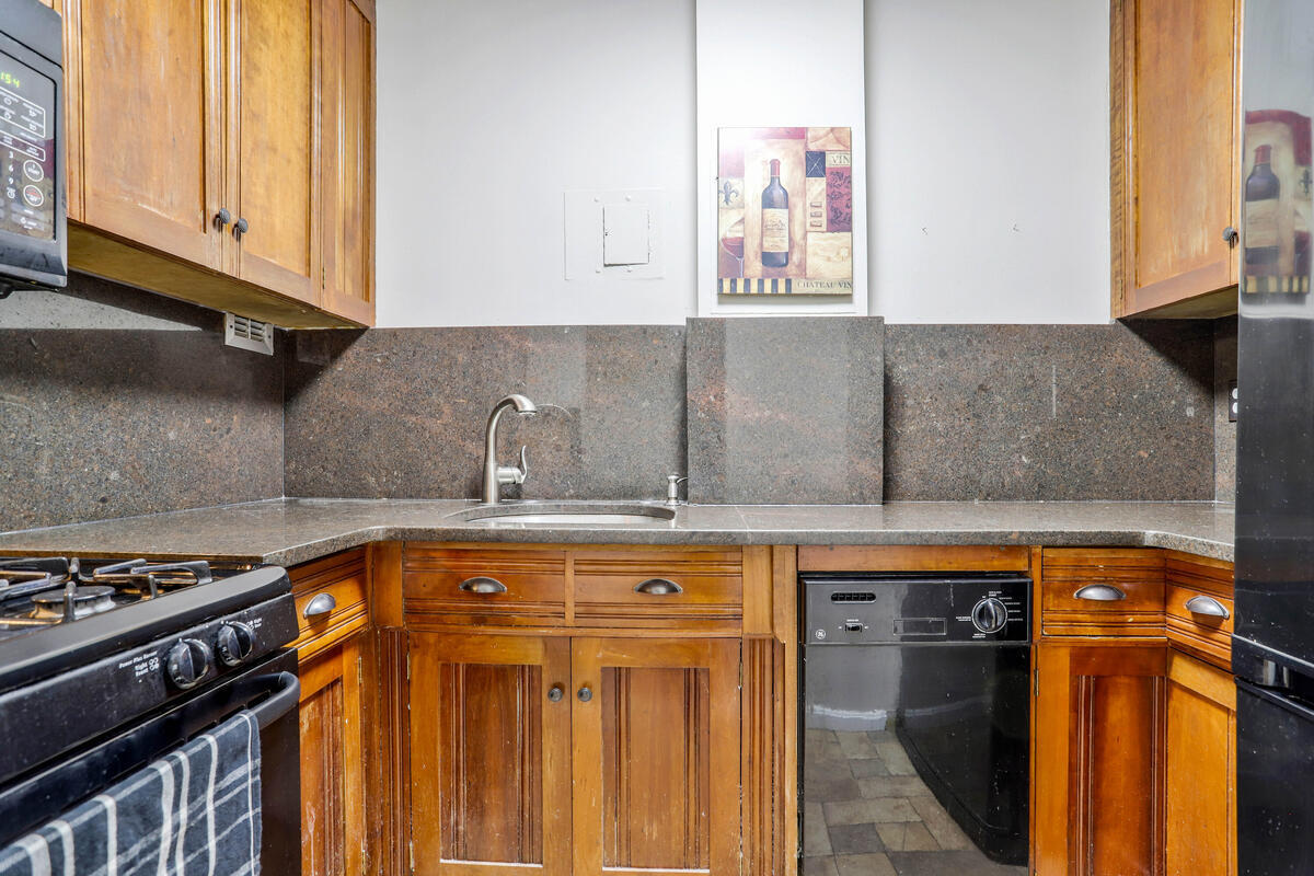 Kitchen - 1121 Arlington Blvd