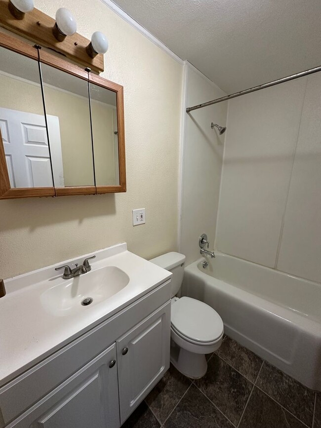 Building Photo - Renovated 2 bedroom, 1 bathroom home on Southside