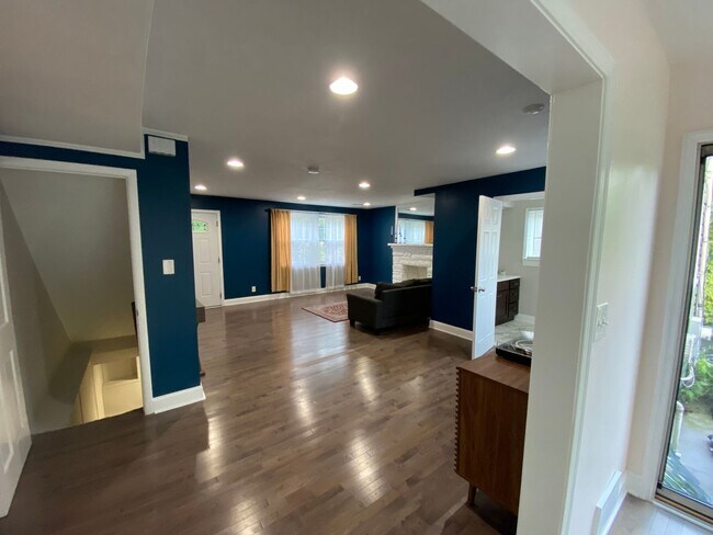 Building Photo - Spacious 5Bed/3.5Bath Townhome in Prime To...