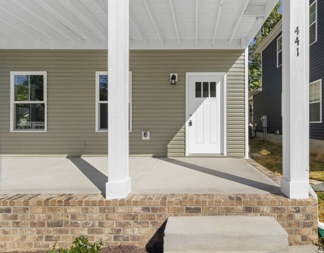 Building Photo - Close to Downtown! Home with 3 Bedrooms and 2.5 Baths.