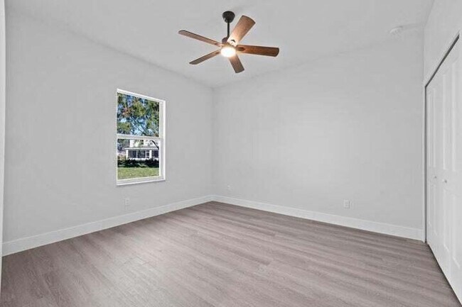 Building Photo - 419 SW Namoit Pl