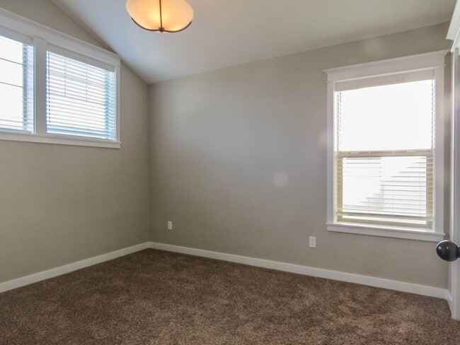 Building Photo - 5 Bedroom 3 Bathroom home available in New...