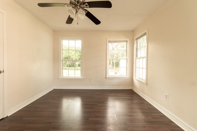 Building Photo - 1303 E Avenue G