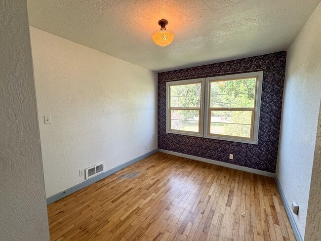 Building Photo - 3 Bed, 1.5 Bath overlooking the Rose Garde...
