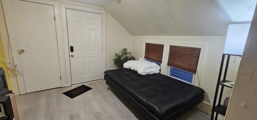 Primary Photo - 6 4th Ave