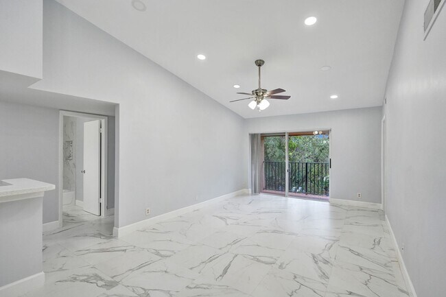 Building Photo - Renovated and Updated 2 Bed, 2 Bath Condo ...