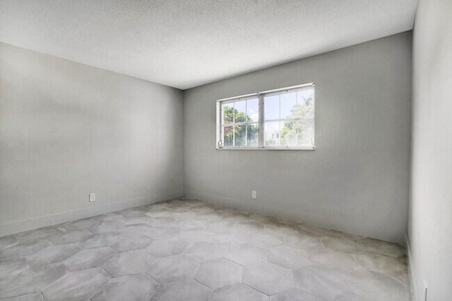 Building Photo - 315 Venetian Dr