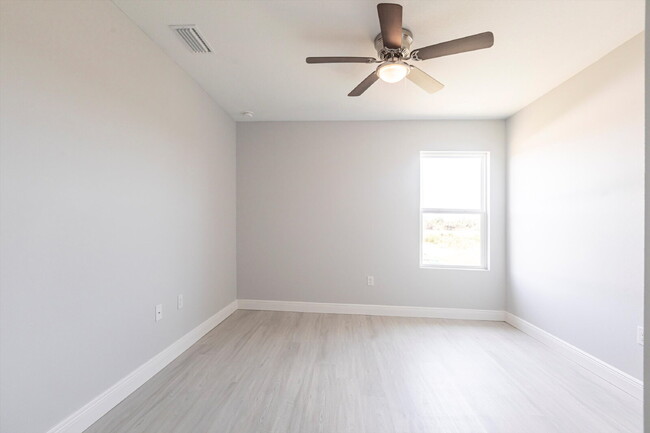 Building Photo - BRAND NEW Construction, 3 bed / 2 bath Ren...