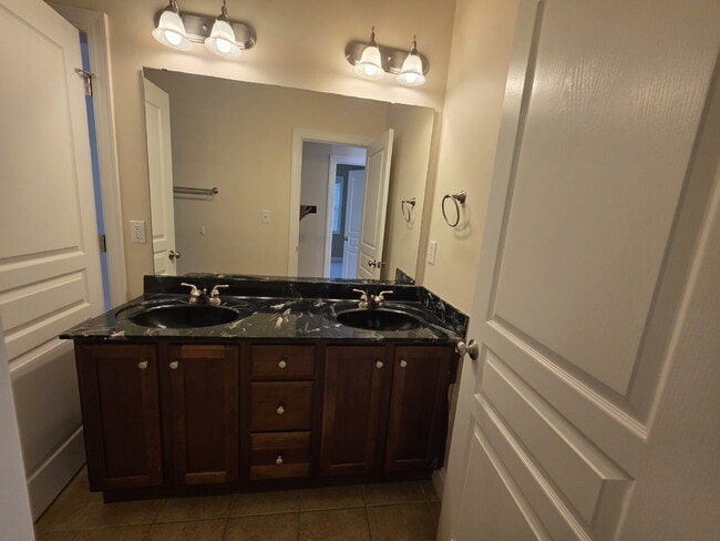 Building Photo - Spacious 4-Bedroom Home for Rent in Kings ...