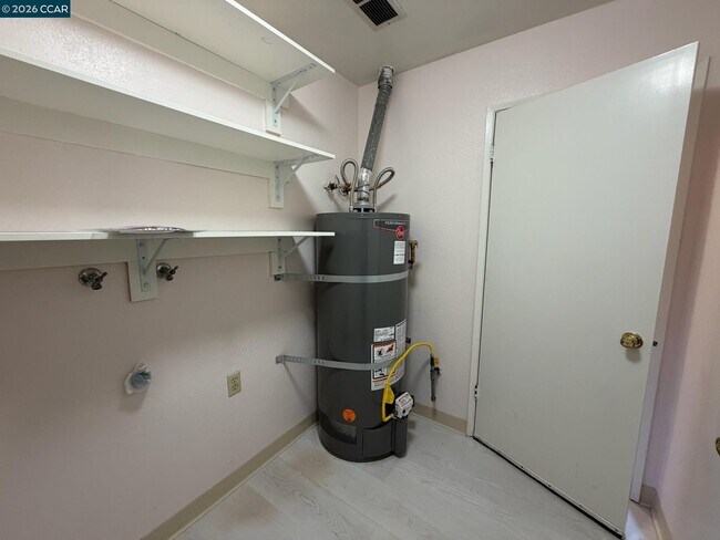 Building Photo - 6 Basin Ct