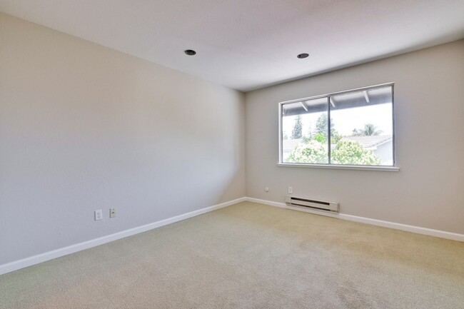 Building Photo - Very Spacious 2BR 2BA Condo in the Heart o...