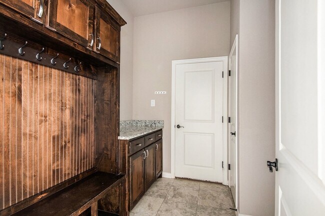 Building Photo - 136 Flying Diamond Dr