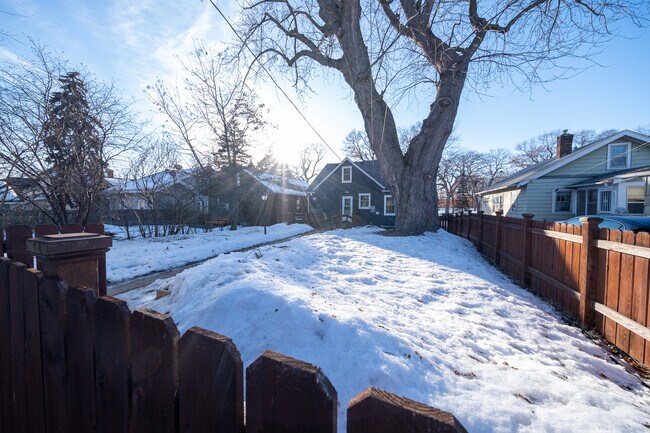 Building Photo - 2626 N Vincent Ave