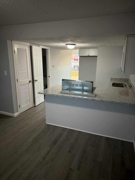 Building Photo - 824 Tanner St