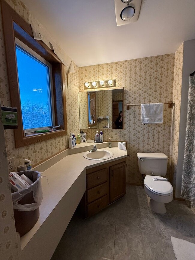 Building Photo - 4-bedroom home in Fairbanks / Dog friendly / Natural Gas