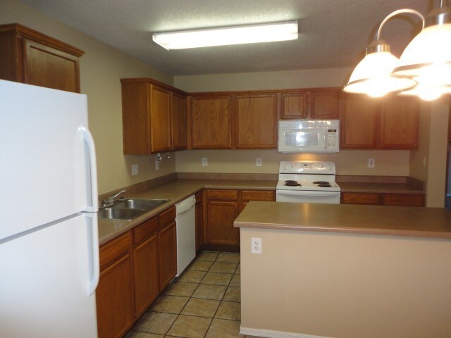 Building Photo - 1425 N Thunderbird Ave