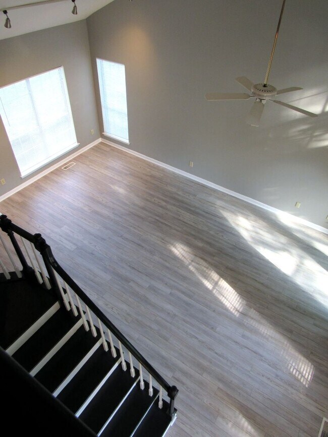 Building Photo - Beautiful 3 bed 2.5 bath Franklin Home
