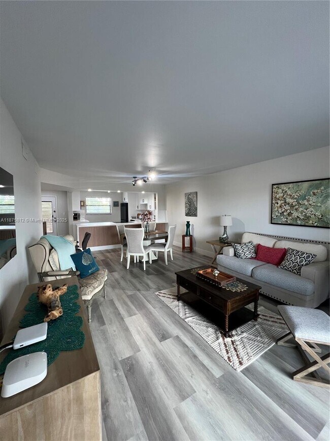 Building Photo - 4950 E Sabal Palm Blvd