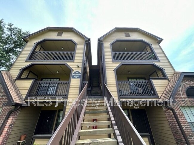 Building Photo - 380 Lakepointe Dr