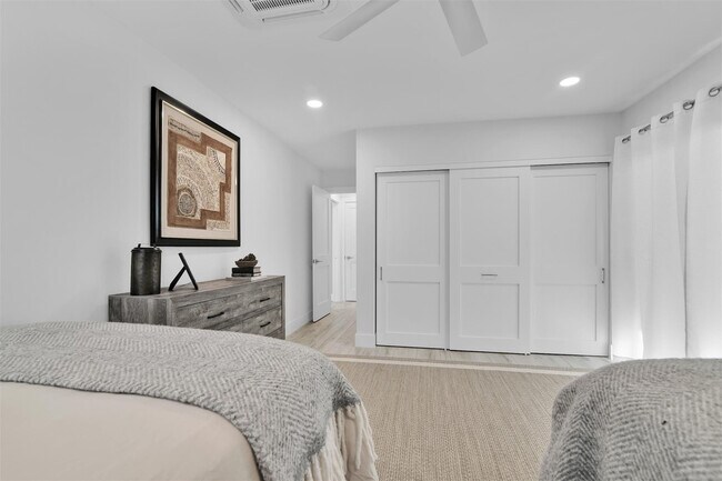 Building Photo - 17026 Bay St