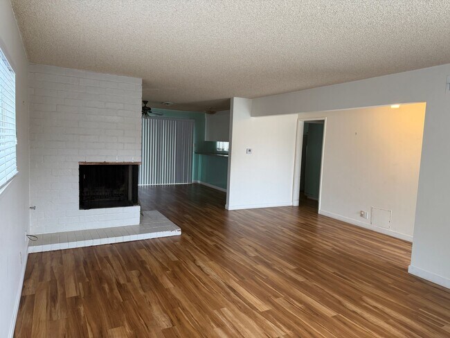 Building Photo - Mid century 4+2 bedroom house near Ventura College