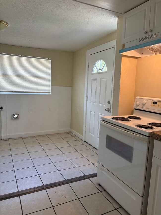 Building Photo - Large 4 bedroom 1 Bath House for rent