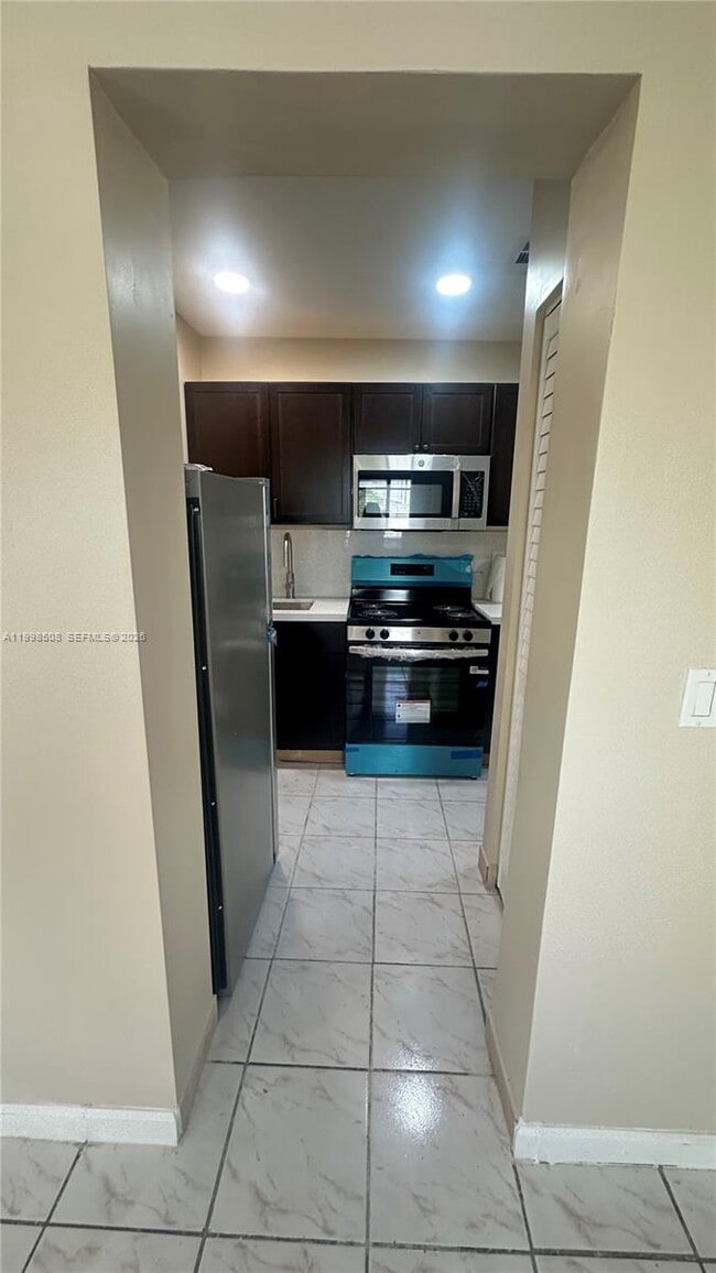 Building Photo - 990 E 2nd St