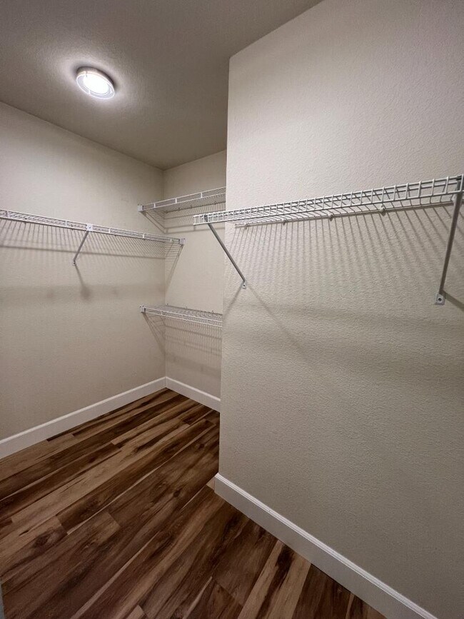 Building Photo - 827 Notre Dame Dr