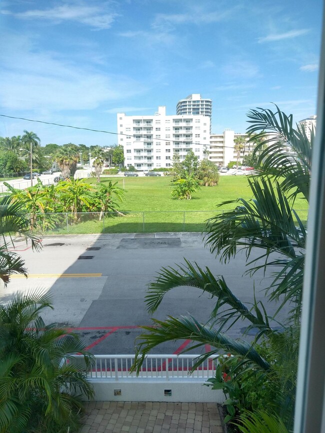 Building Photo - 720 Bayshore Dr