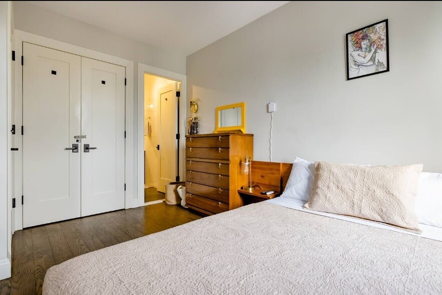 Double door closet and entrance to en suite bath - 504 Maple St
