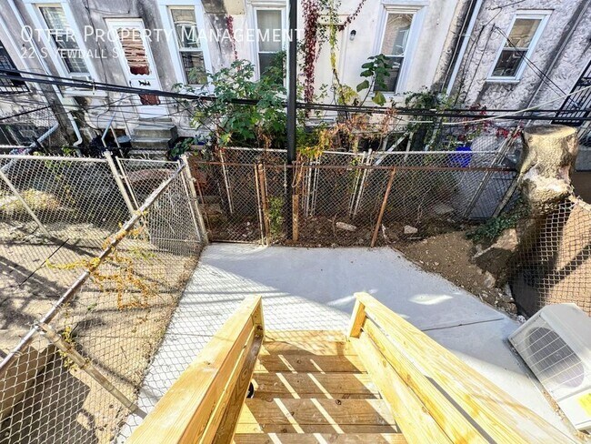 Building Photo - 22 S Yewdall St
