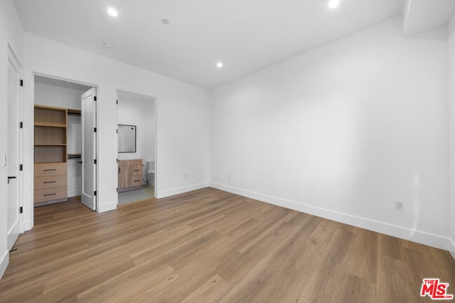 Building Photo - 10845 1/2 Morrison St